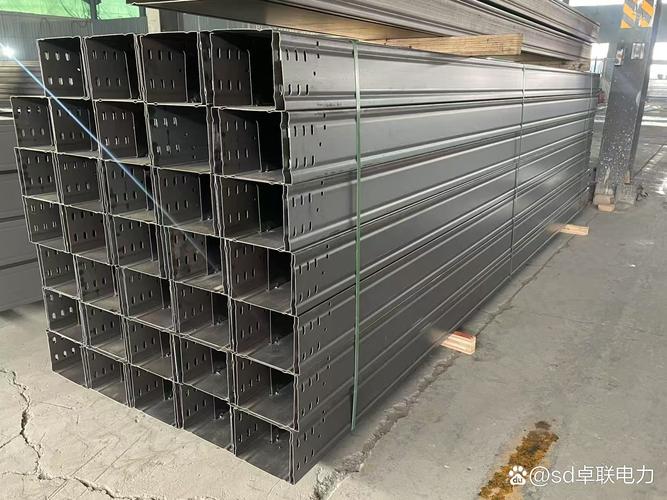 電纜橋架分為槽式電纜橋架,托盤式電纜橋架和梯級式電纜橋架,透格